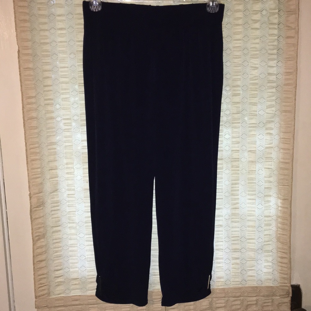 Chico’s size 0 (medium) navy Capri pants
